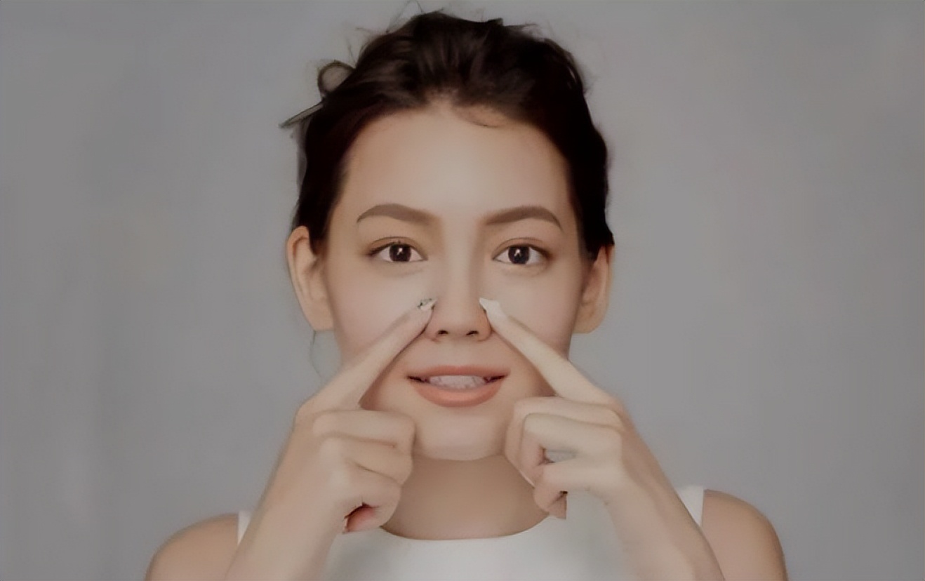 鼻子上螨虫挤出来的窟窿怎么办,鼻子里的螨虫有腥臭味是怎么回事