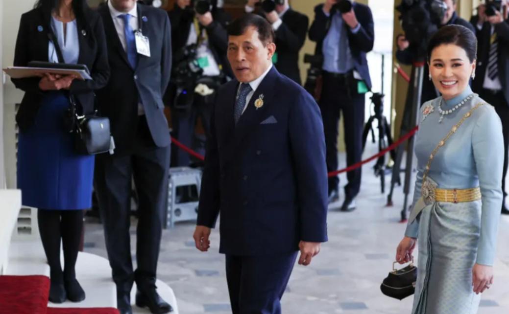 泰国王后晒贵妃穿衣显年轻,泰国王后珠光宝气身材发福