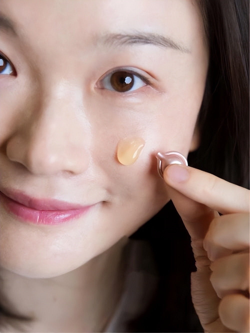 精华液早上涂好还是晚上好,精华液应该在什么时候涂