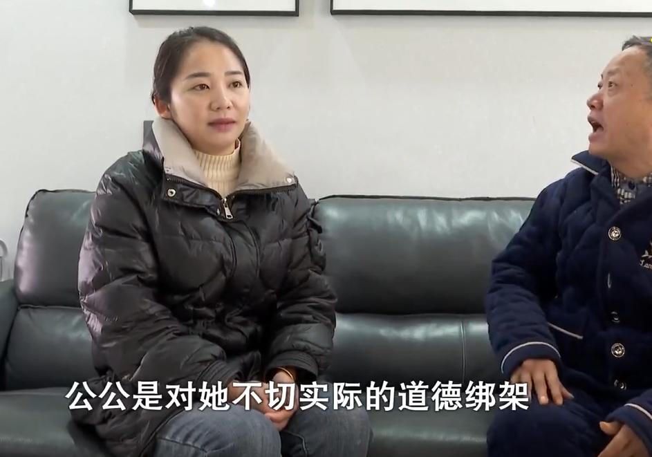 男子出车祸妻子放弃治疗,丈夫出车祸双目失明妻子不离不弃