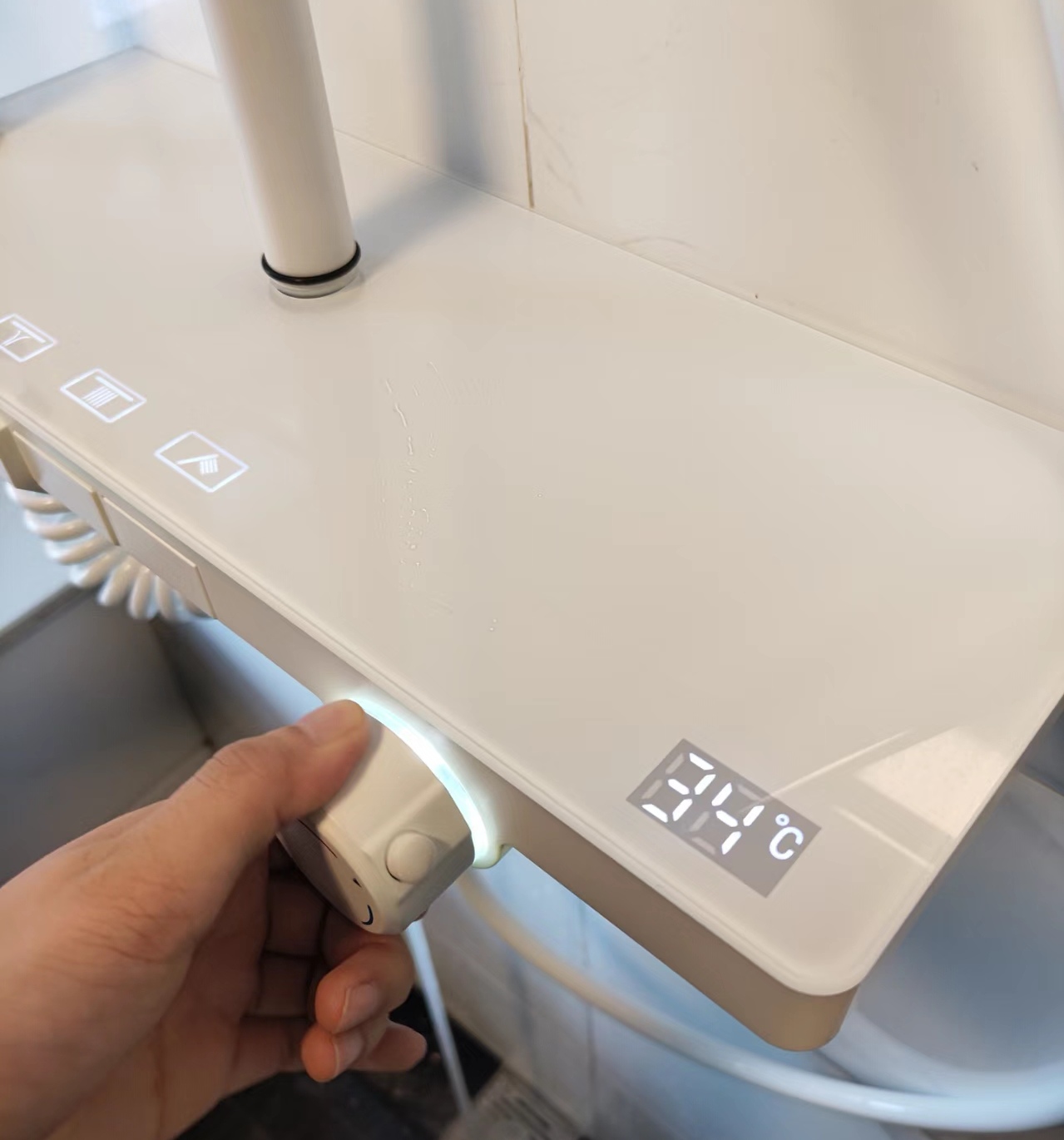 花洒用了三年还能换吗,入住一年的卫生间