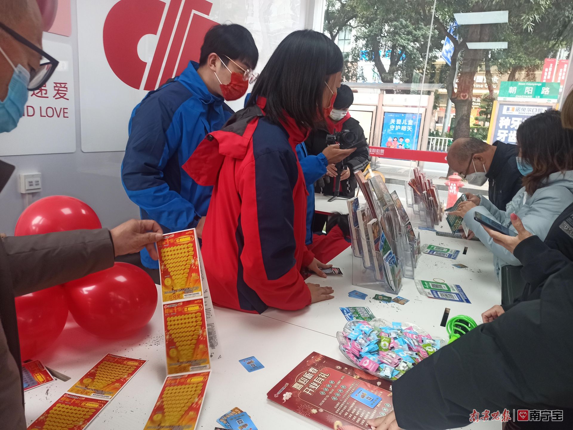 老友记买彩票中大奖,老友记六人买彩票