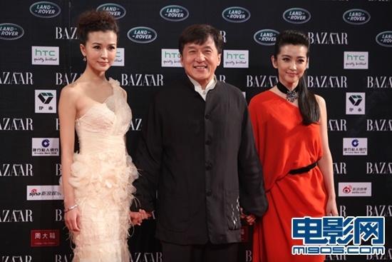 MiuMiu酥胸走光hold不住周冬雨逃军训捧场芭莎