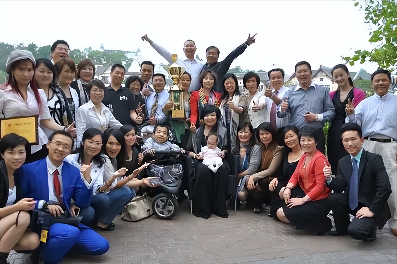 他，身高0.9米穷小子，豪赚3亿，迎娶1.7米美女，比我们强在哪里