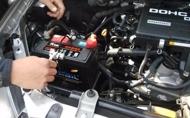 内燃机车蓄电池安装,燃油车蓄电池维护