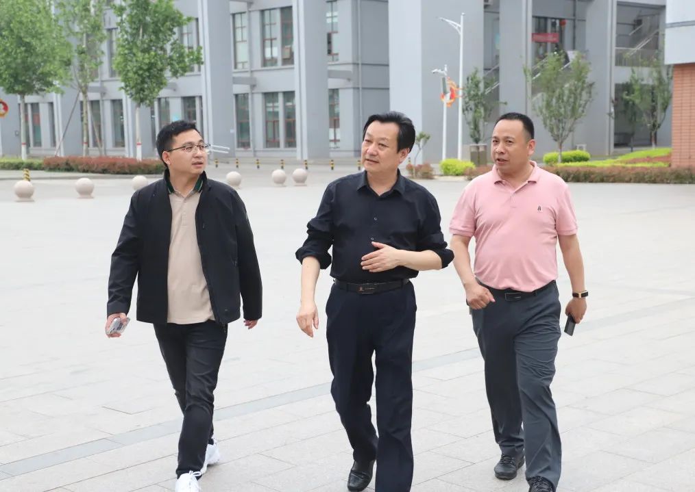 范县一中96级优秀校友著名励志专家房善朝来范县一中参观