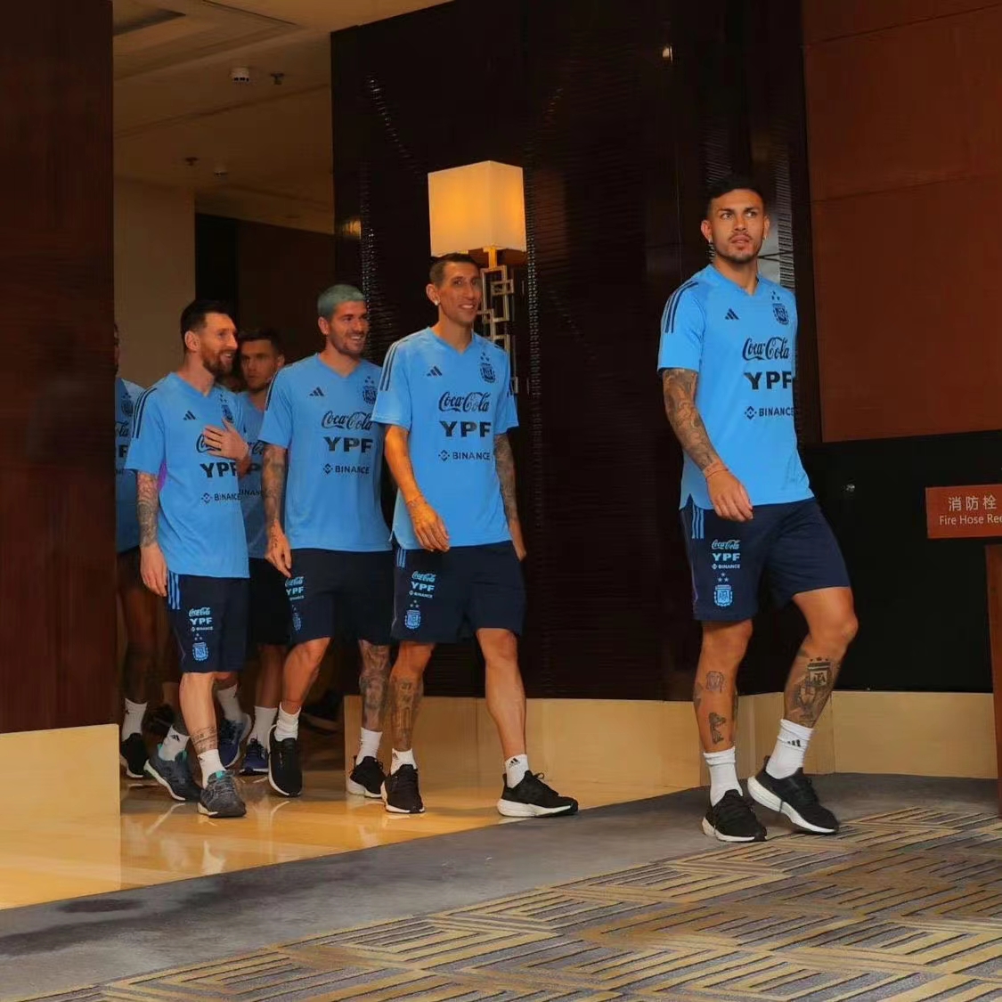 梅西颜值巅峰穿西装,梅西中国行穿的牛仔短裤