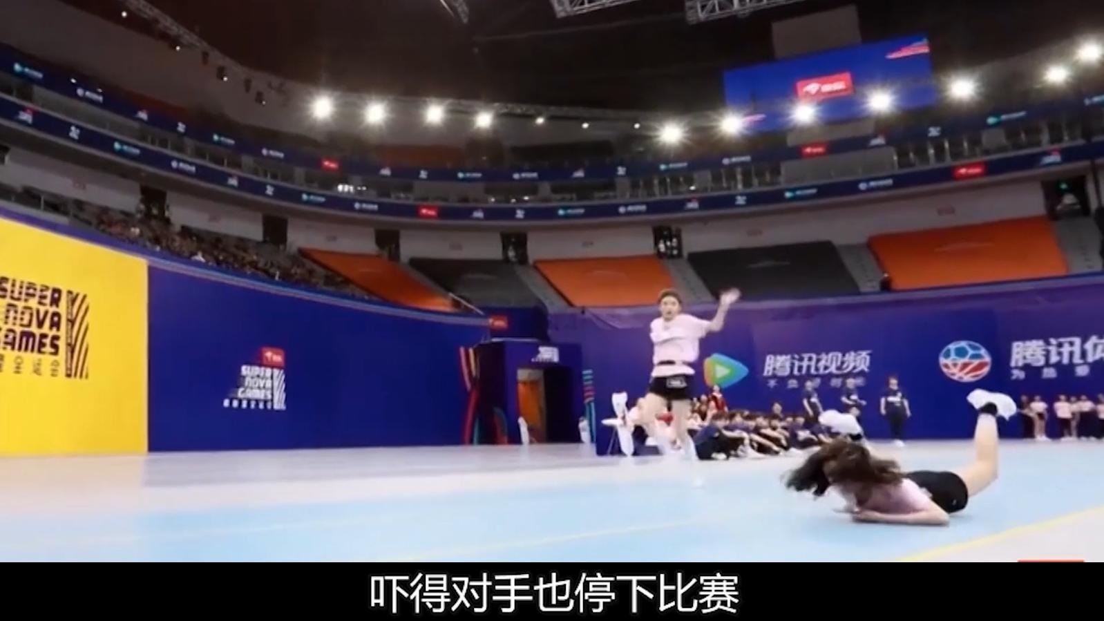 吴宣仪摔倒视频,吴宣仪超新星运动会摔倒
