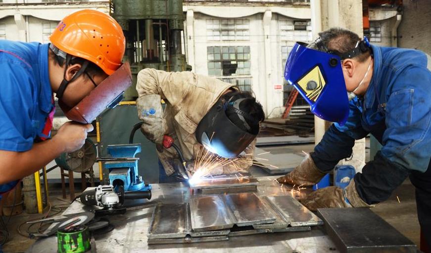 干工地工资每个月发吗,在工地的生活就是那么艰苦