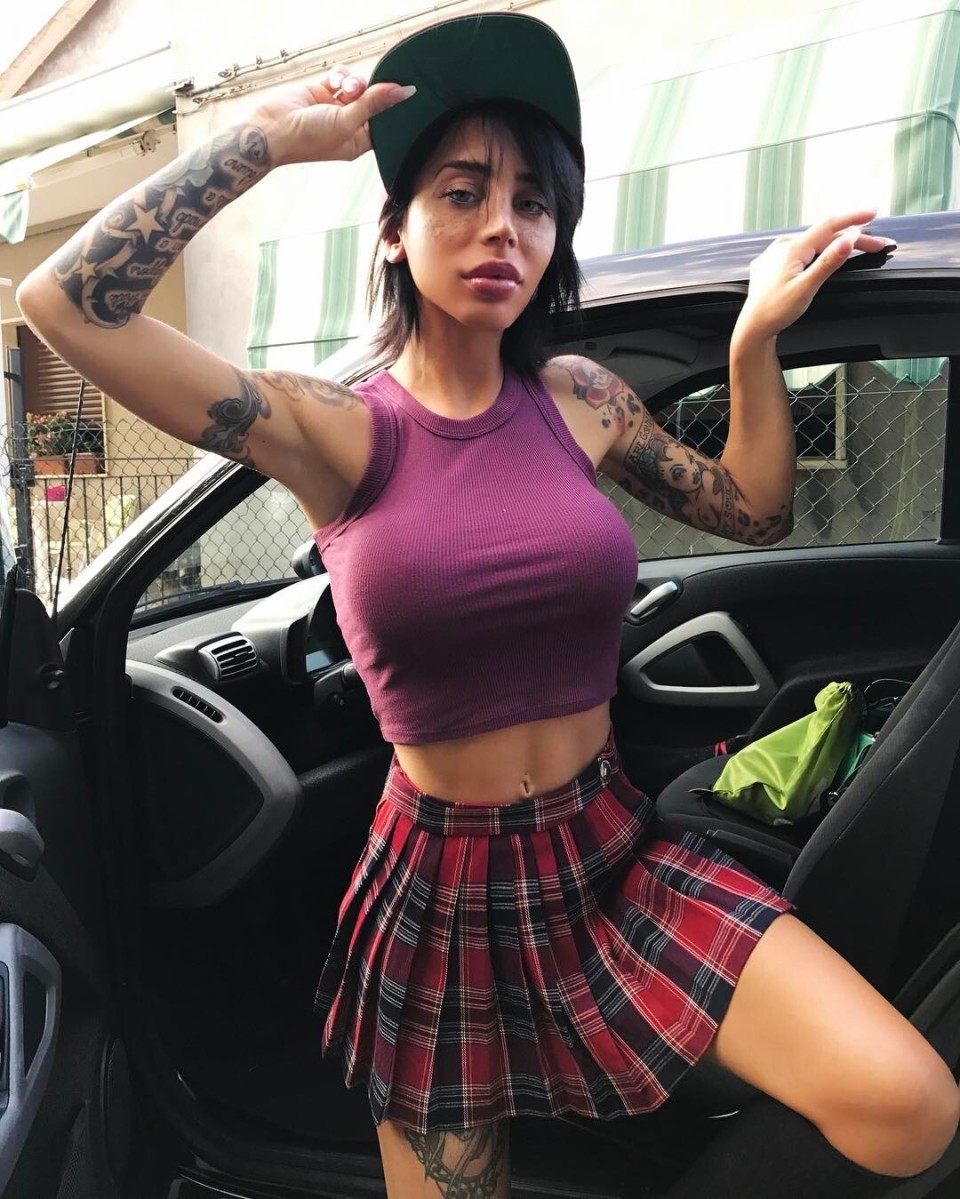 两名意大利模特穿吊带在斗兽场外拍照，被网友怒斥：这是公共场合