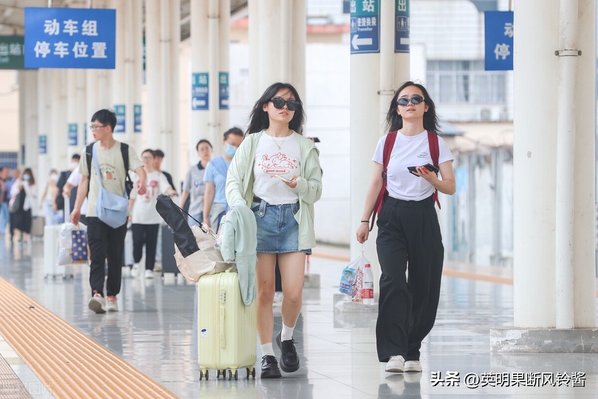 铁路部门：非营业时段不开放，请铁总不要让群众在炎炎夏日受苦！