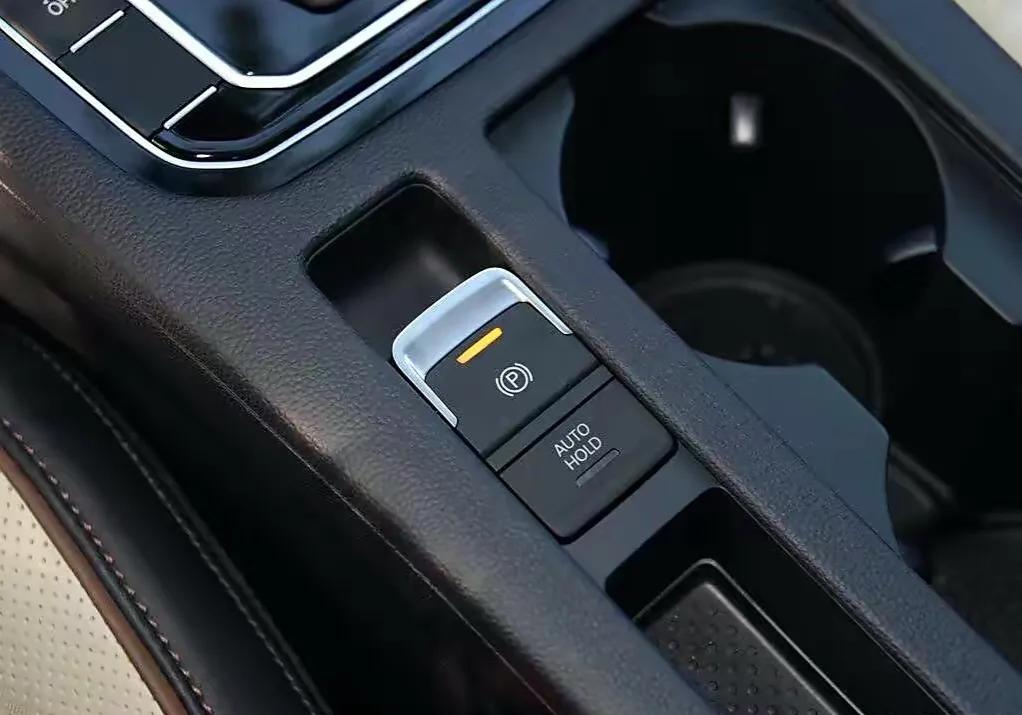 距离加油站20米，汽车没油，拖车师傅说：拖车20多年，第一次遇到