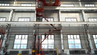 开吊车的女司机很漂亮,开天车女司机