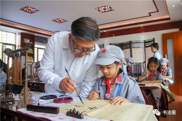 79岁大爷批改网友书法作业,79岁大爷在线批改网友书法作业