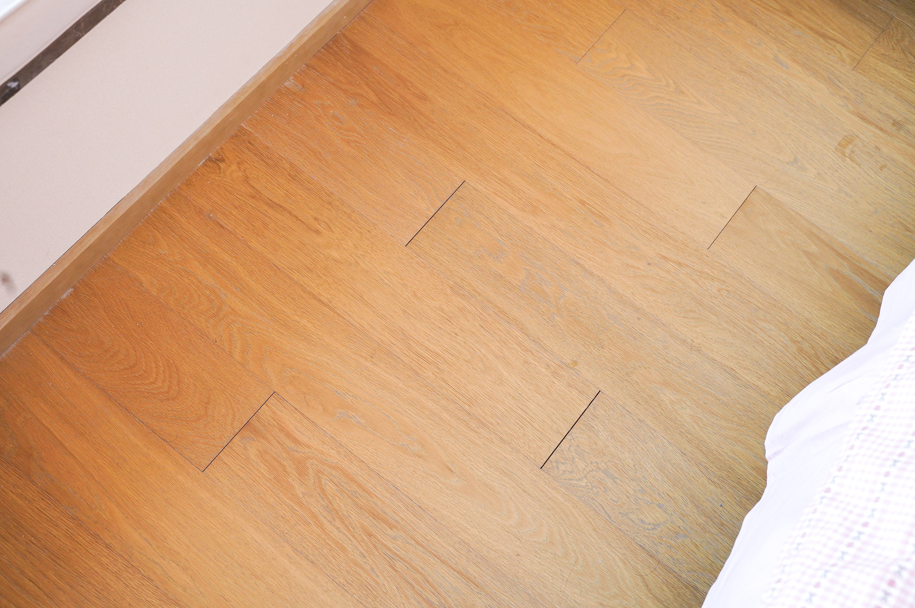 木地板缝隙大如何处理最简单,无缝木地板两边缝隙过大怎么补救