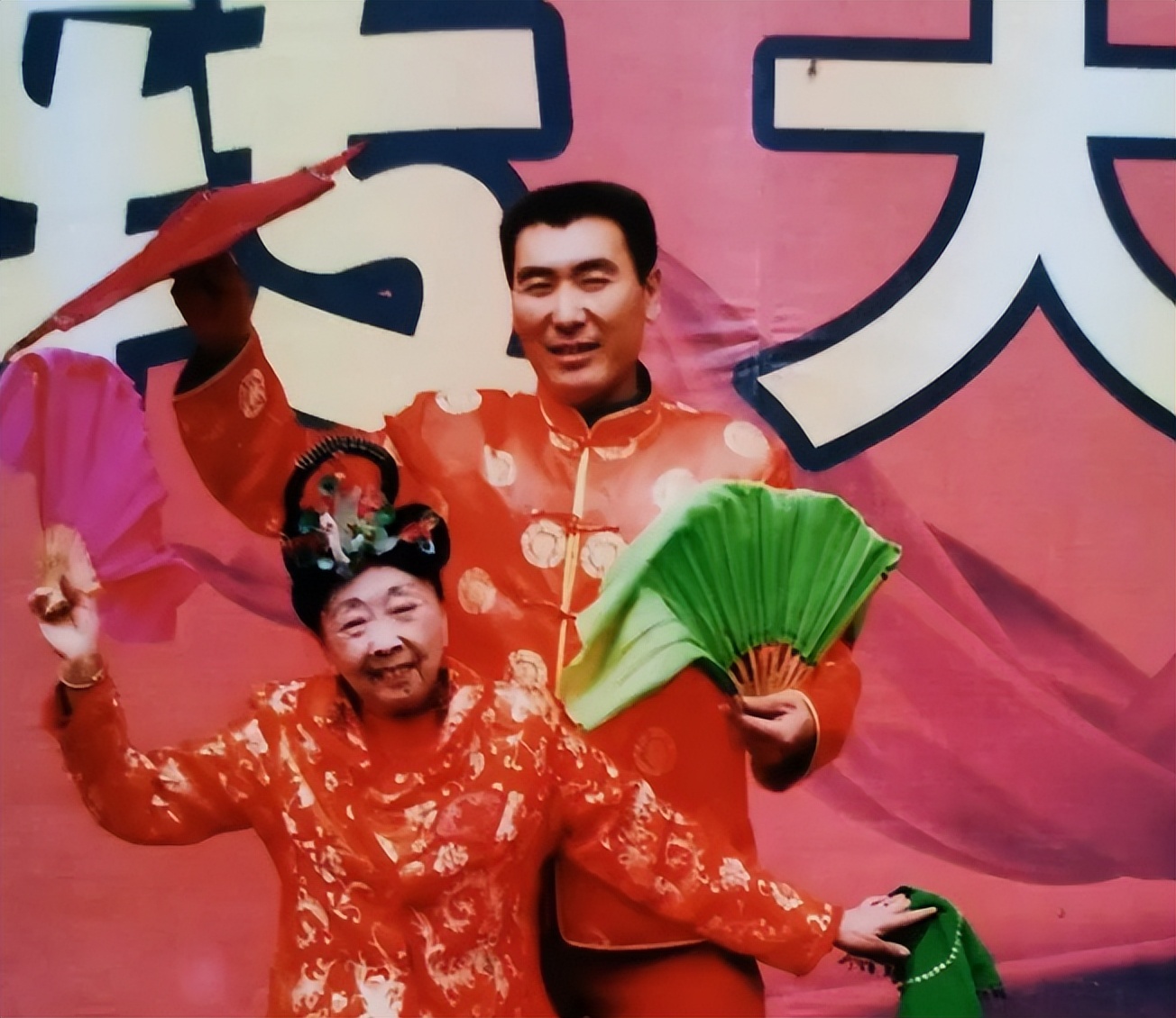 25岁小伙不顾反对娶60岁大妈,26岁小伙非要娶34岁女子完整版