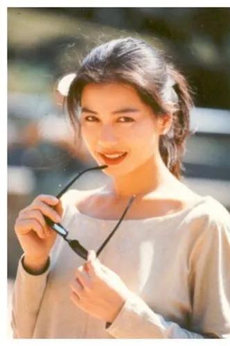 美女自有三分“龅”，不仅抗老而且显嫩，这7位女星都有轻微嘴凸