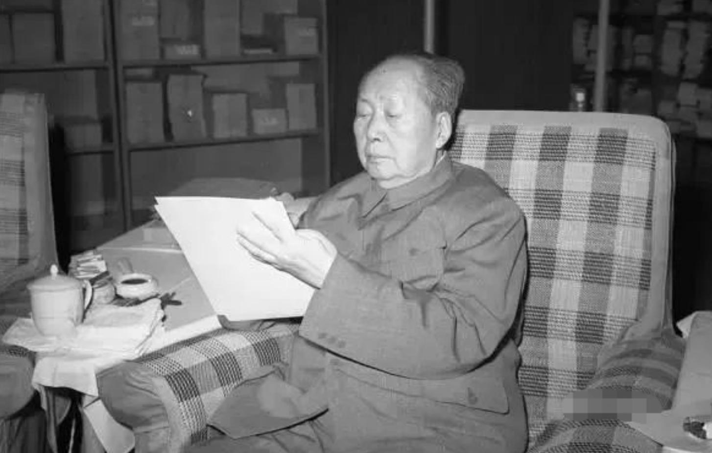 陈毅临终前，*剑英叶**拿出毛主席所写的纸条：我知道你在等什么