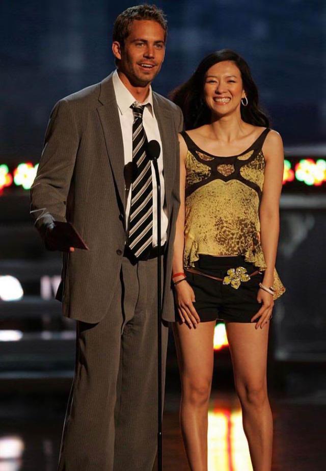 19岁的章子怡青涩年华演技出神,章子怡年轻时穿搭