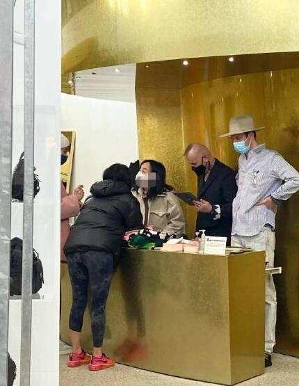 那英伦敦购物被偶遇，仅穿一条紧身裤不怕冷，出行低调收获颇丰