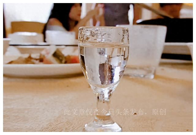 为什么喝白酒要放一杯水,一边喝白酒一边喝白开水好不好