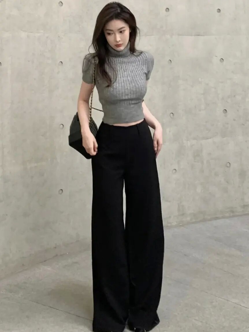 别再穿一身黑试试这几个配色,黑色上衣和灰色裤子穿搭的高级感