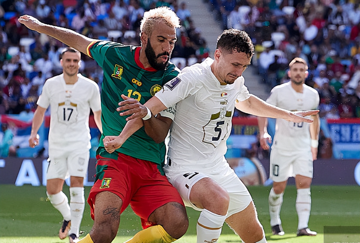 一边得意忘形！一边自废武功，两队打出了一场奇葩对决