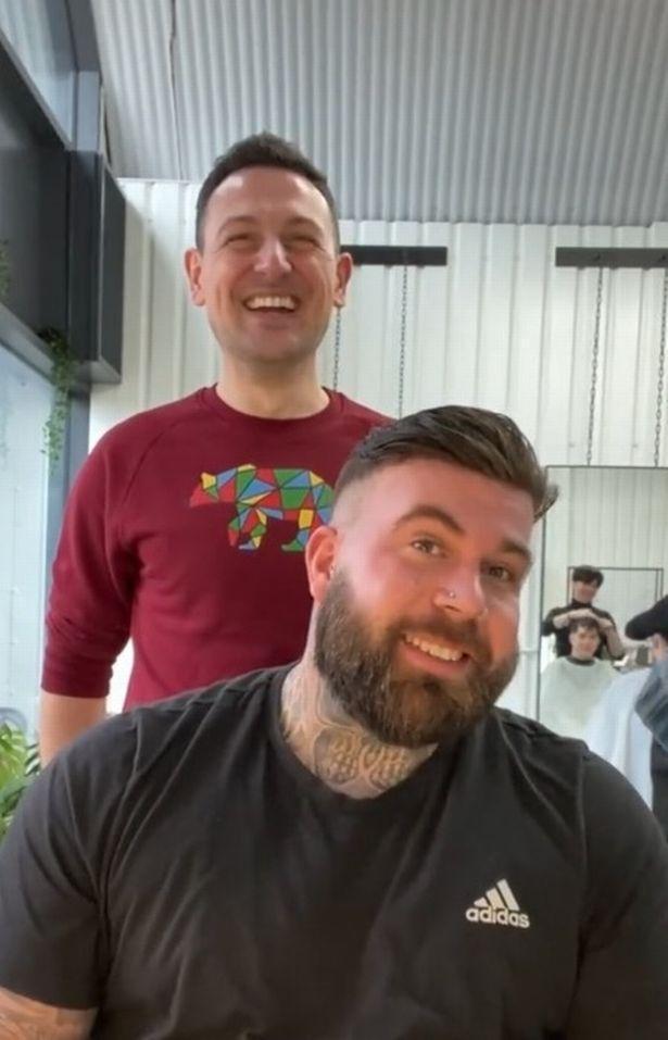 英国秃顶男子接受假发粘合流下激动的泪水，网友赞其年轻了20岁