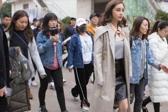 助理伺候明星捏脚,助理伺候明星跪下打伞