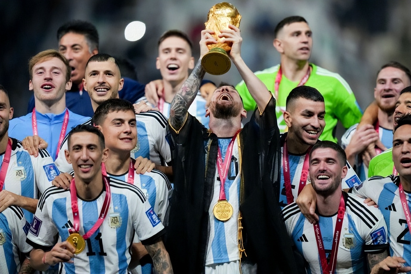 梅西夺冠穿的黑袍是什么意思,梅西世界杯冠军黑袍是什么