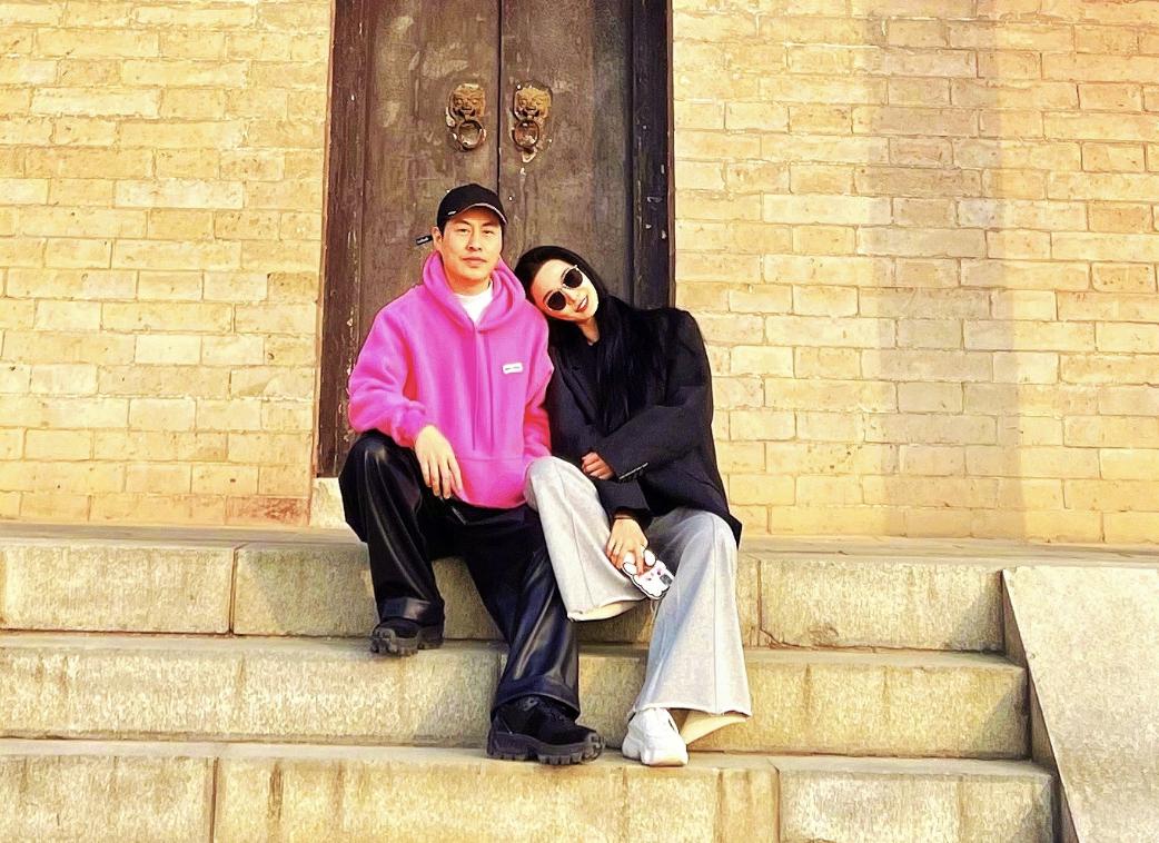 范冰冰穿连衣裙现身手上戒指抢眼,范冰冰现身机场秀红宝石戒指