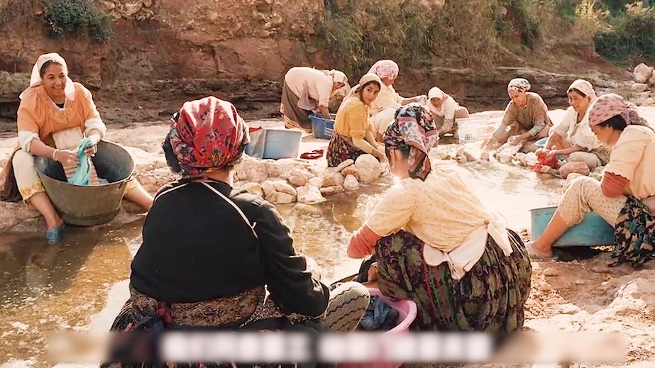 揭露印度女性悲惨的电影，孕妇上山挑水男人在家玩乐，越看越揪心