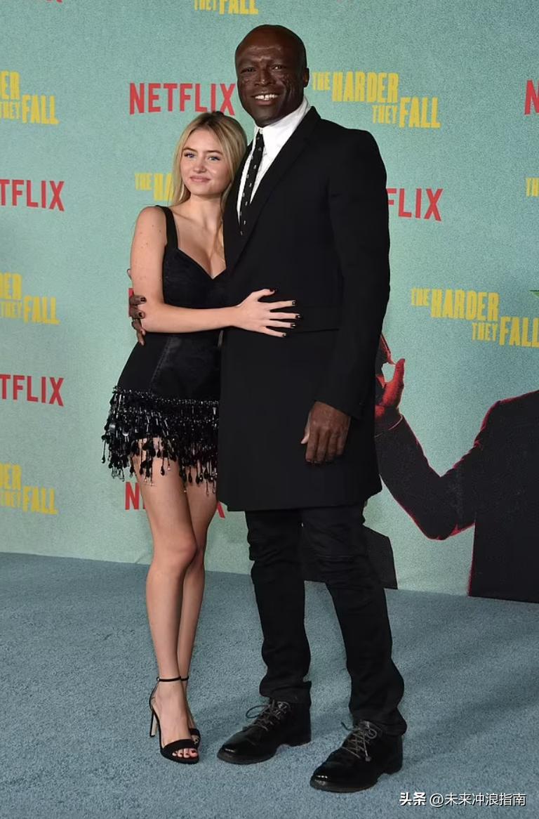 海蒂克鲁姆和女儿一起拍照,海蒂克鲁姆全家福