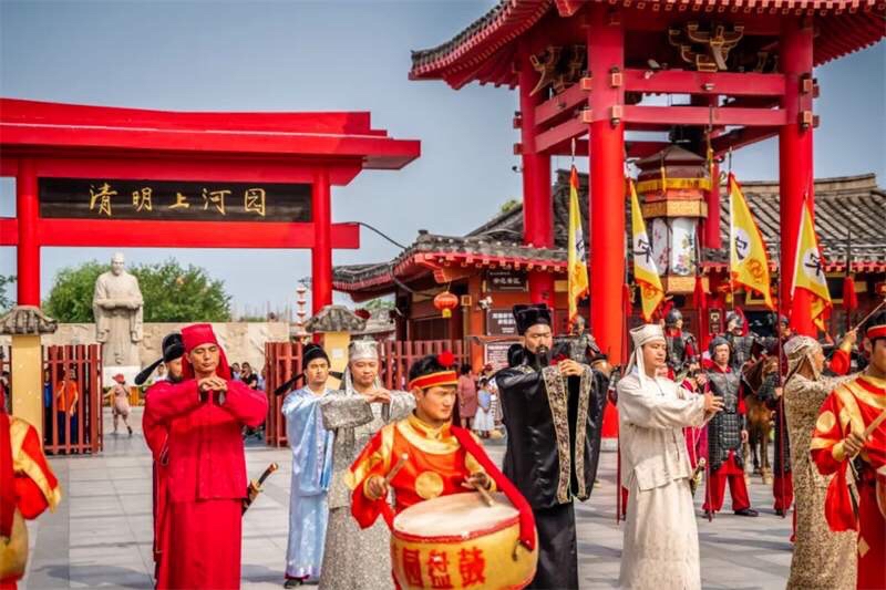 大年初一开封清明上河园人山人海,河南开封清明上河园人山人海航拍