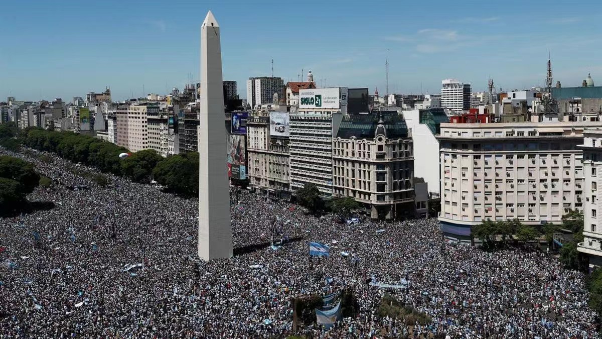 梅西的大力神杯还需要还回去吗,梅西捧回去的大力神杯是复制品吗