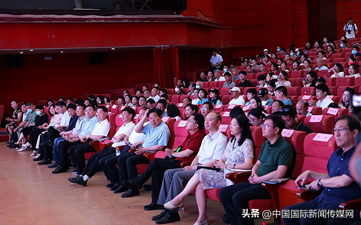 弘扬传统诠释亲情青春励志电影《我在汴京等你》首映式在汴举行