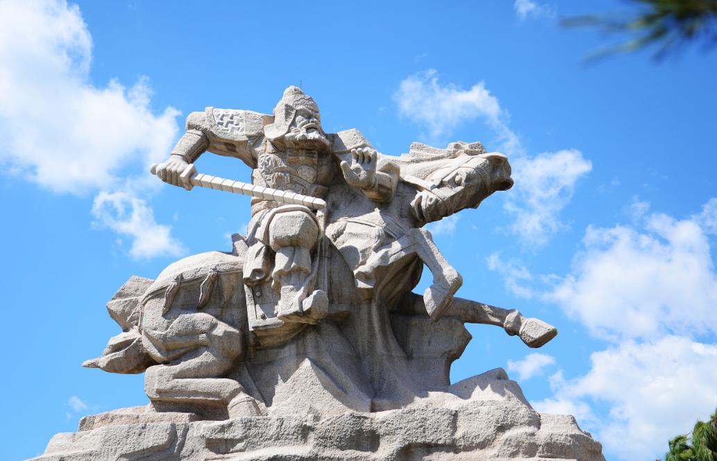 80年广西工人挖出骨灰罐，带回家腌菜，多年后专家估价：值2.3亿