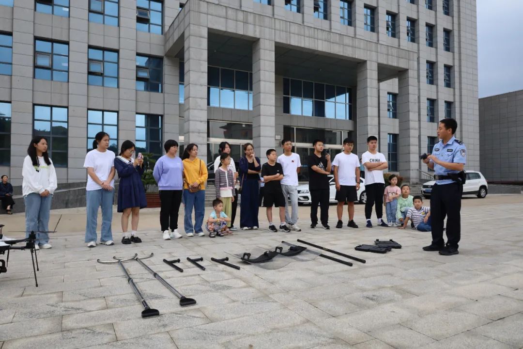 新县公安“走进警营筑梦启航”民辅警子女升学祝捷活动举行