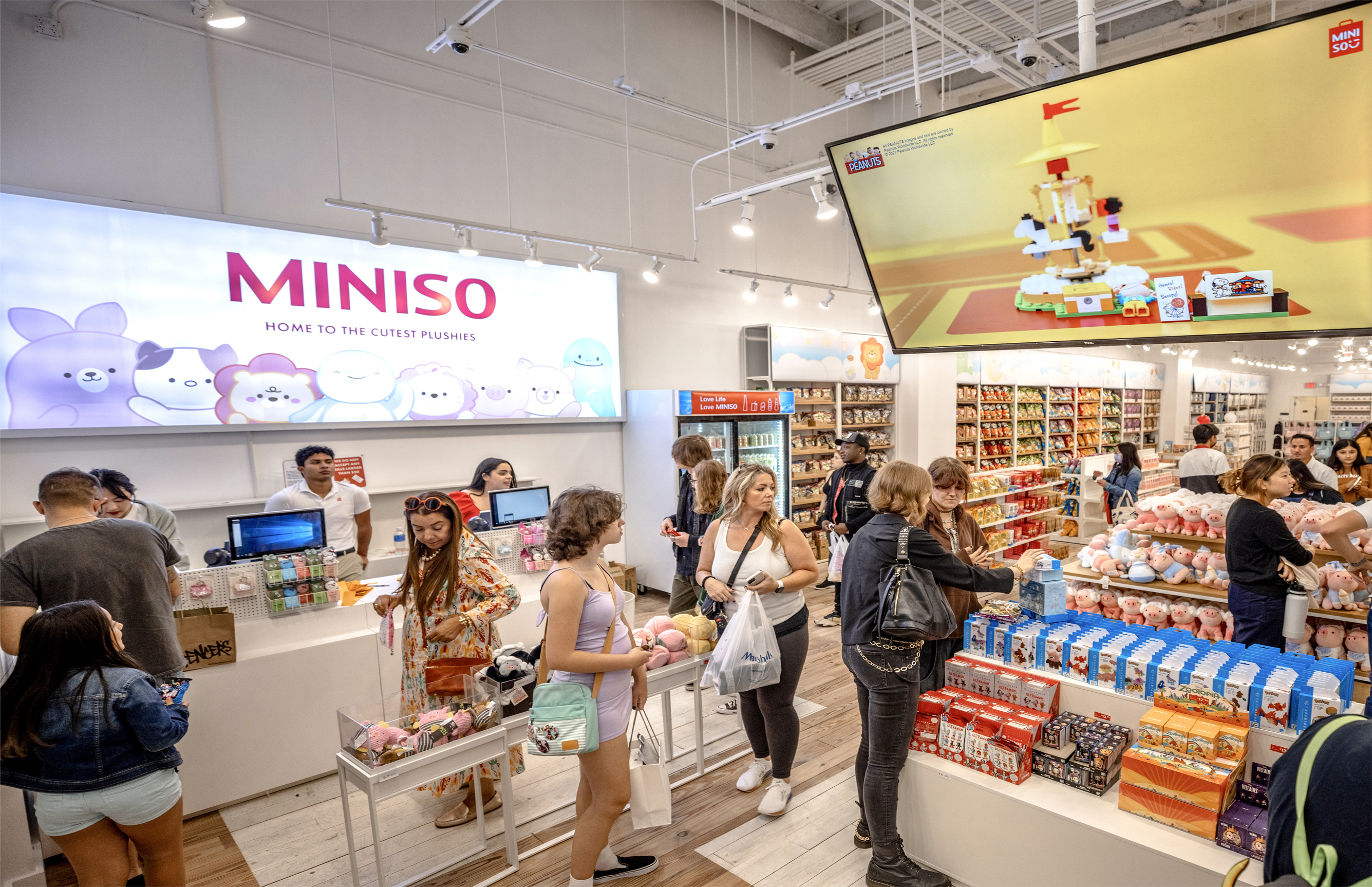 名创优品、lululemon：两个行业，一个故事