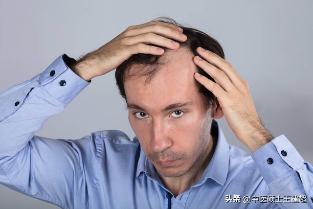 脱发严重，再也不用怕！医生教你简单四招，正确搞定掉头发