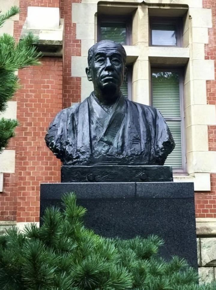 印在日本纸币上的人物,印在钞票上的男人