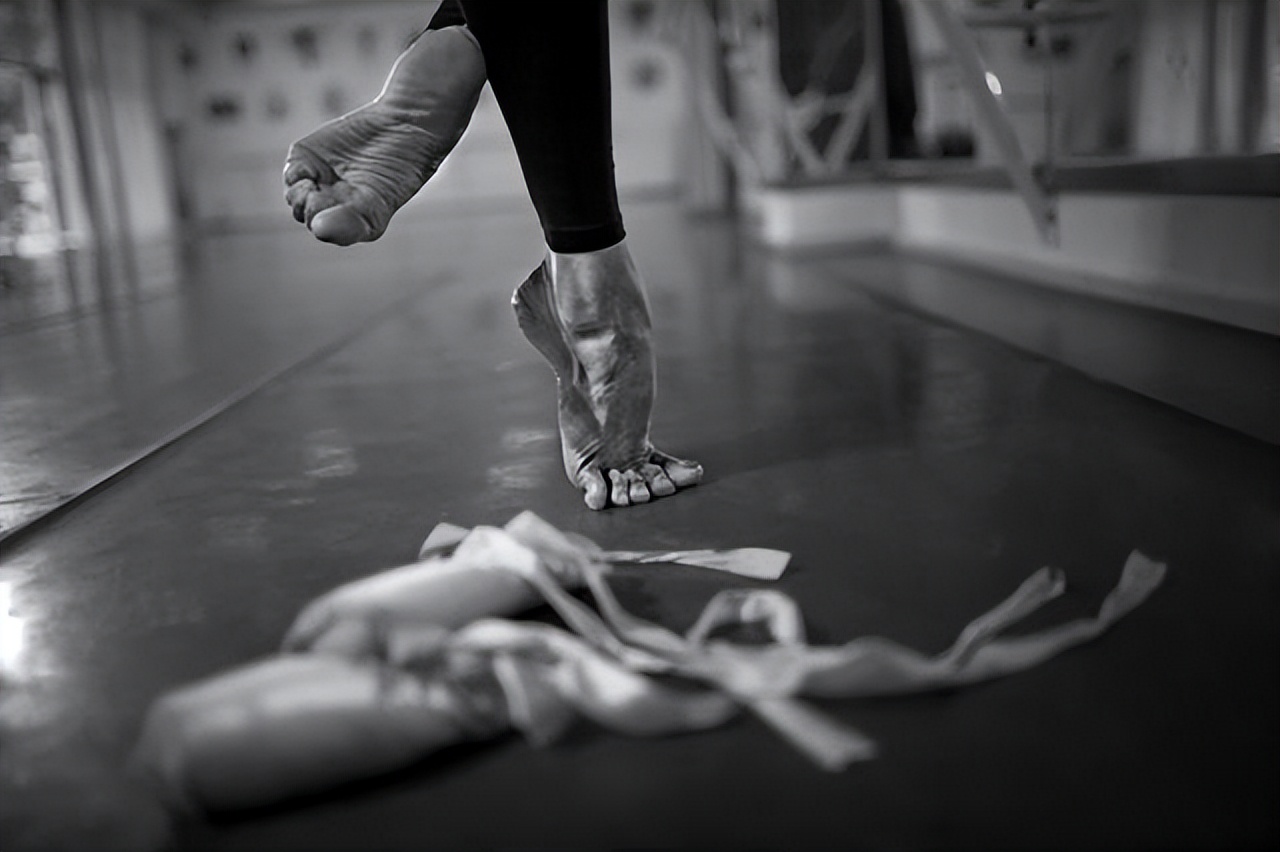 压脚背训练方法,脚背训练方法视频教程