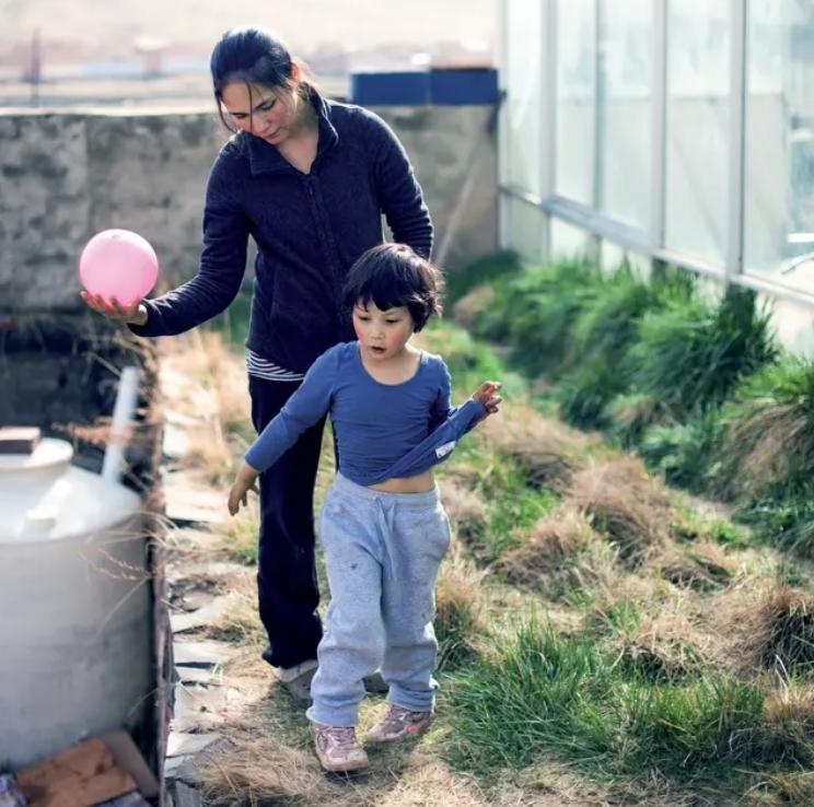 2004年，美国女孩入藏寻根，嫁农村小伙生3女儿，1条围巾卖1万元