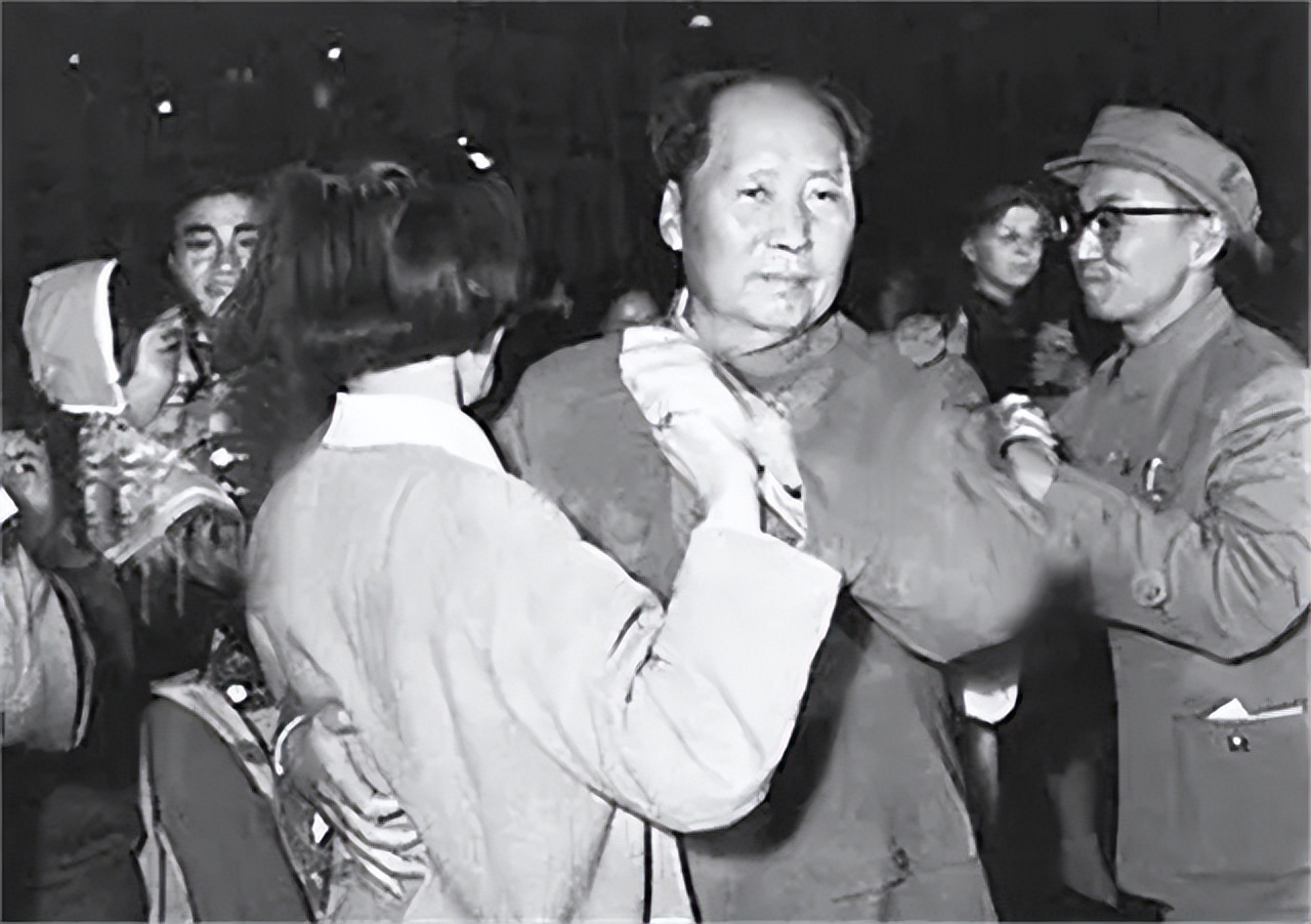 61年毛主席前往庐山，偶遇一名女舞蹈演员，不禁惊叹：好像我女儿