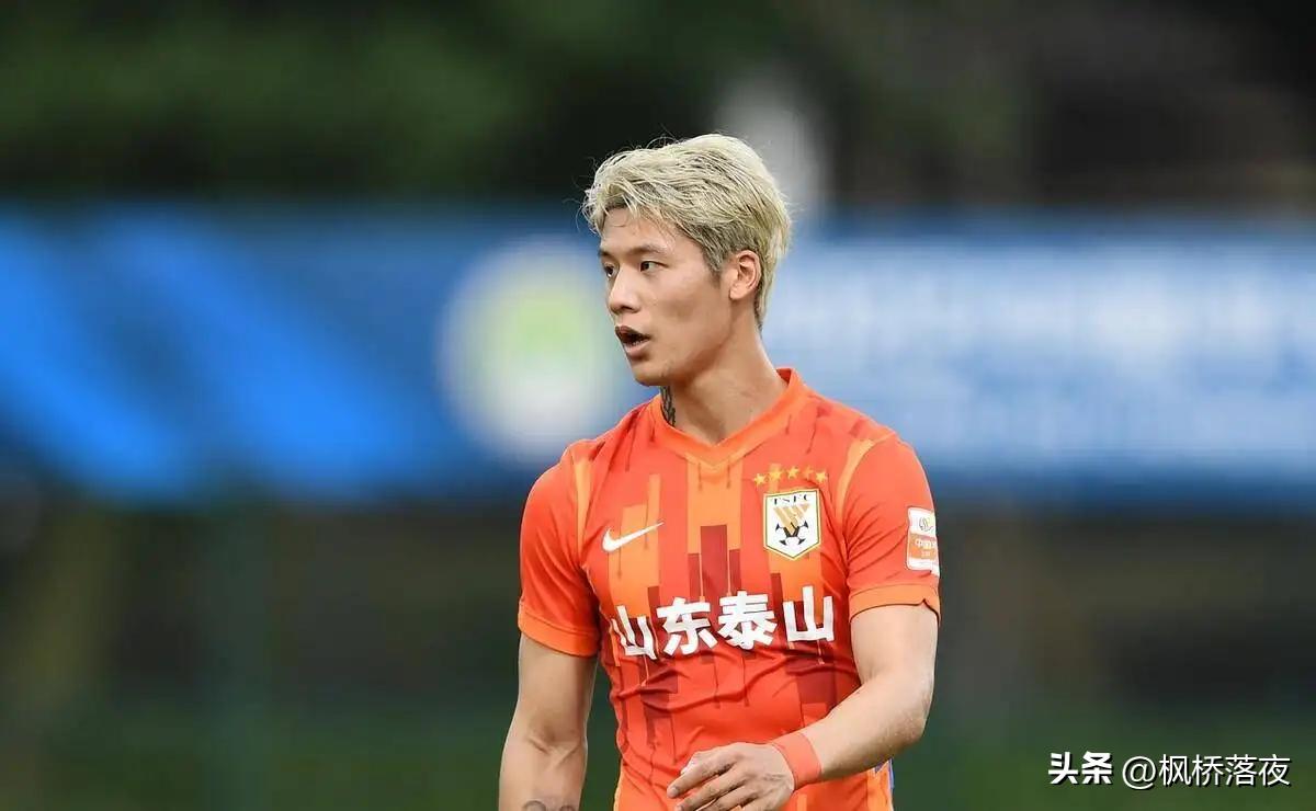 趁外援打盹25岁中国飞翼原地起飞！单场梅开二度，杀死比赛