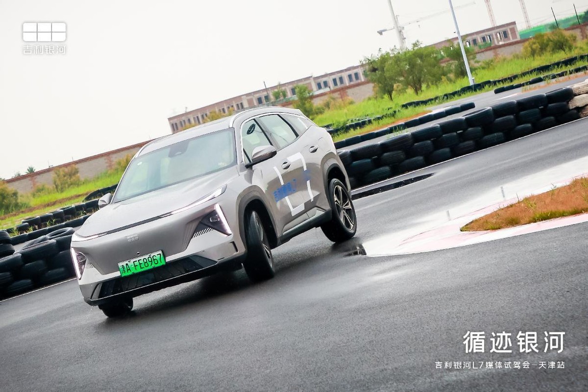 吉利银河l7静态体验,吉利银河l7雨天第一视角