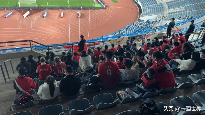 我是成都远征球迷！球场关灯才出来，以为安全了，却被开车围堵！