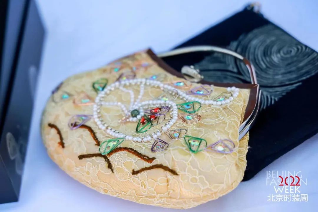 汉服市场催熟“妆娘”“簪娘”职业/韩国出现首个百货二手商品馆