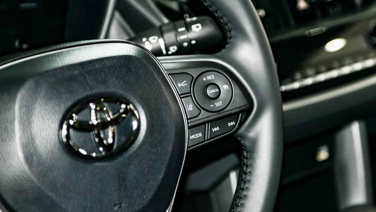 卡罗拉锐放2023混动配置,卡罗拉锐放2023混动标配款评测