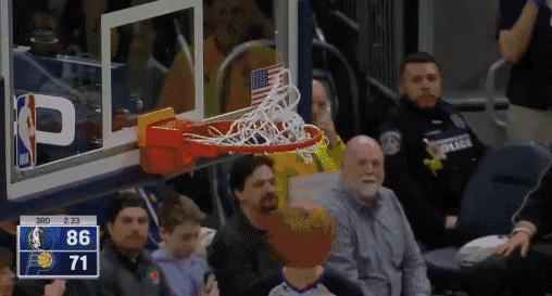 东契奇运球被字母哥抢断,东契奇被两个球星包夹